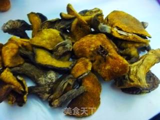 【山珍野味】野山菌吃法---松蘑烧排骨的做法步骤：2