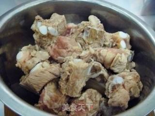 【山珍野味】野山菌吃法---松蘑烧排骨的做法步骤：7