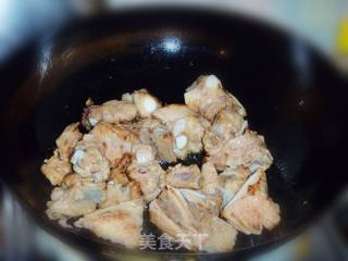 【山珍野味】野山菌吃法---松蘑烧排骨的做法步骤：12