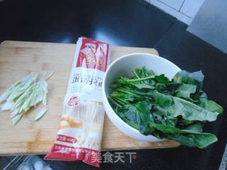 菠菜热汤面的做法步骤：1