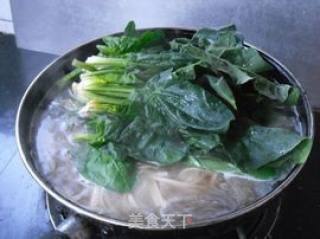 菠菜热汤面的做法步骤：7