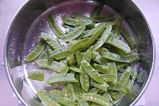 清炒荷兰豆的做法步骤：5