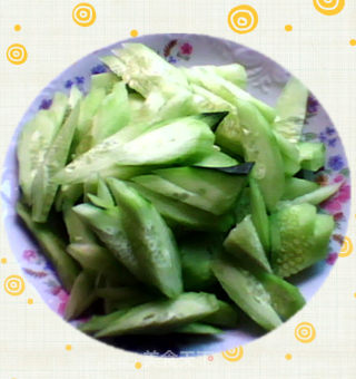 黄瓜炒肉的做法步骤：1