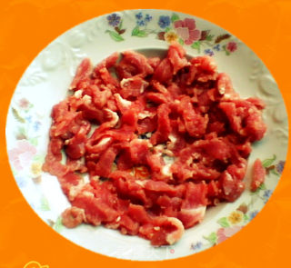 黄瓜炒肉的做法步骤：2