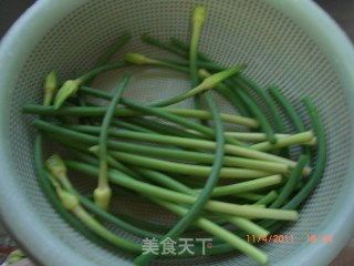 蒜毫炒香菇的做法步骤：1