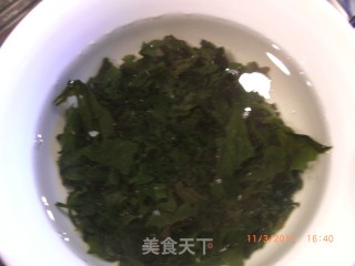 凉拌裙带菜的做法步骤：1