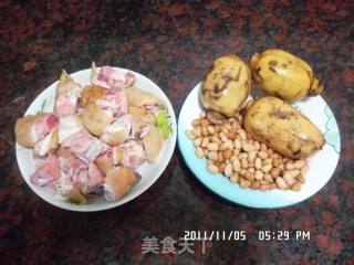 花生莲藕炖猪脚的做法步骤：1