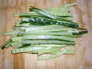 辣辣的青瓜拌金针菇的做法步骤：2