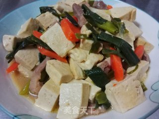 蒜苗焖客家豆腐的做法