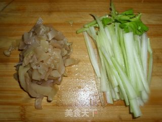 咸菜西芹炒牛肉的做法步骤：1