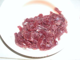 咸菜西芹炒牛肉的做法步骤：2