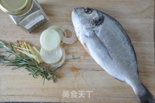 盐烤酒烧的乌颊鱼的做法步骤：1