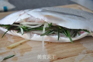 盐烤酒烧的乌颊鱼的做法步骤：2