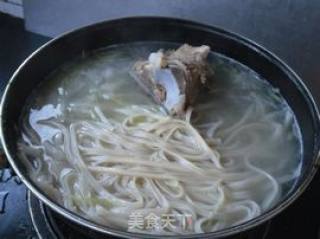 脊骨热汤面的做法步骤：8