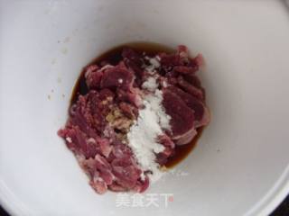 这样吃牛肉既快又嫩-------------辣白菜汆牛肉的做法步骤：2