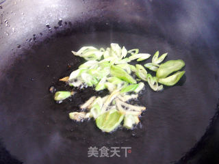 卷心菜炒腊肠的做法步骤：4