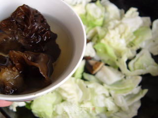 卷心菜炒腊肠的做法步骤：6