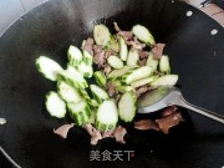 猪心炒丝瓜的做法步骤：3