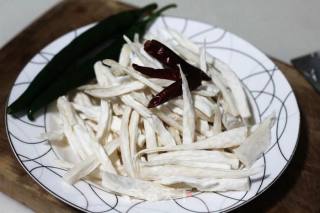 杭椒小炒手撕杏鲍菇的做法步骤：2