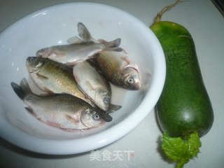 鲫鱼萝卜汤的做法步骤：1