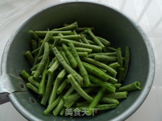 蒜蓉麻汁豇豆的做法步骤：2