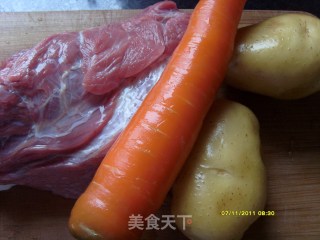 咖喱胡萝卜土豆烧牛肉的做法步骤：1