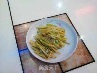 尖椒炒酸扁豆的做法步骤：2