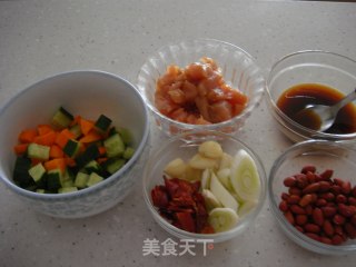 宫保鸡丁的做法步骤：1