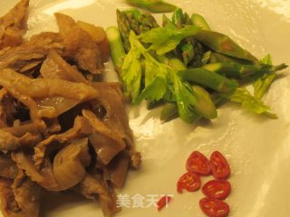 砂锅牛筋芦笋的做法步骤：2