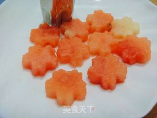【爱上水果】美容也养眼---苹果花水果拼盘的做法步骤：4
