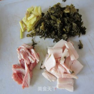 肥肉不能少才香--酸菜毛豆的做法步骤：2