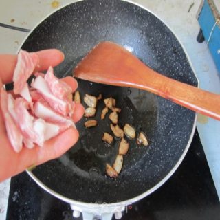 肥肉不能少才香--酸菜毛豆的做法步骤：4