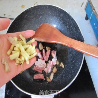 肥肉不能少才香--酸菜毛豆的做法步骤：5
