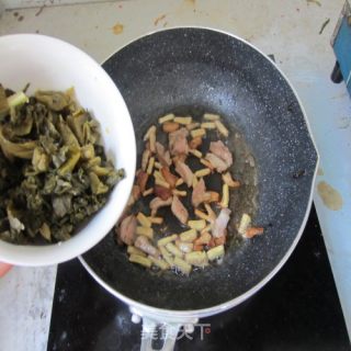 肥肉不能少才香--酸菜毛豆的做法步骤：6