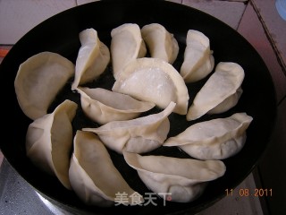 立冬——白菜干胡萝卜木耳肉馅——煎饺的做法步骤：4