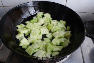 黄瓜炒大虾的做法步骤：8