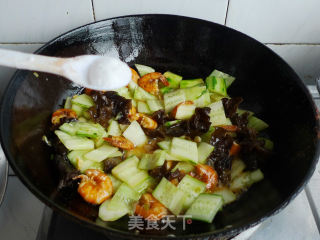 黄瓜炒大虾的做法步骤：11