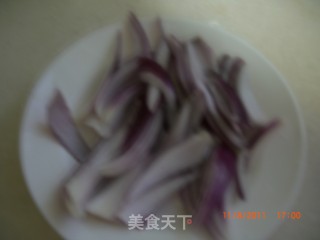 奶香洋葱丝的做法步骤：2