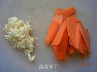 家常小菜——胡萝卜白菜的做法步骤：2