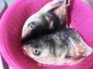 鱼头烧豆腐的做法步骤：1