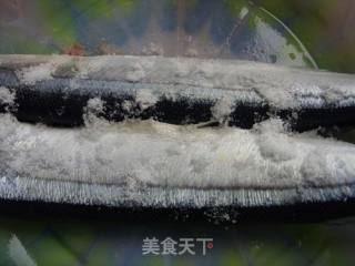 干煎秋刀鱼的做法步骤：3