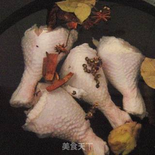 简单却可以让人称赞的的美味---------------蒜香油淋鸡腿的做法步骤：2