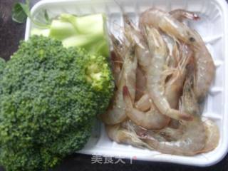 简单快手菜----------西兰花炒虾的做法步骤：1