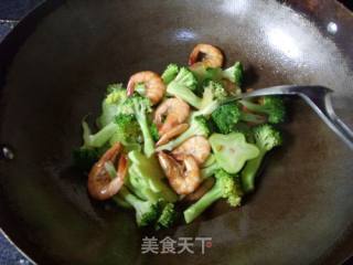 简单快手菜----------西兰花炒虾的做法步骤：9