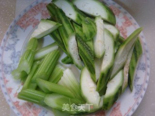 丝瓜炒带子的做法步骤：1