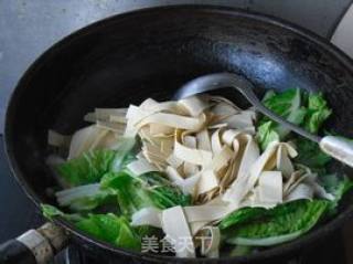 家常炖菜---大白菜炖干豆腐的做法步骤：6