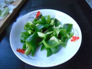 家常小炒---【胡萝卜青椒白菜片】的做法步骤：3