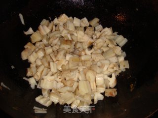 酸腌菜炒藕的做法步骤：4