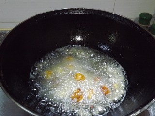 焦熘土豆丸子的做法步骤：4