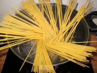 香肠意大利面的做法步骤：3